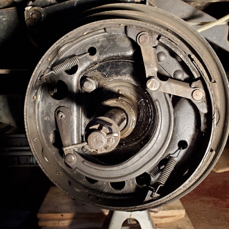 17) Emergency Brake worn to rivets Service brakes show no wear.jpg